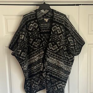 Black and Beige Patterned Poncho BEAUTIFUL